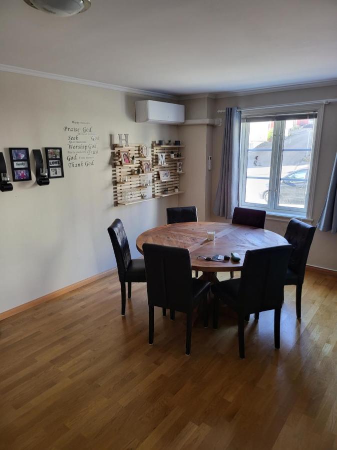 Apartamento Sentrumsleilighet Med Gratis Parkering Til Leie Arendal Exterior foto